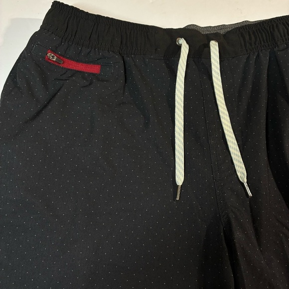 Vuori Mens Banks Shorts Size XL Black Micro Dot Athletic Stretch Style: V330 - Picture 2 of 8